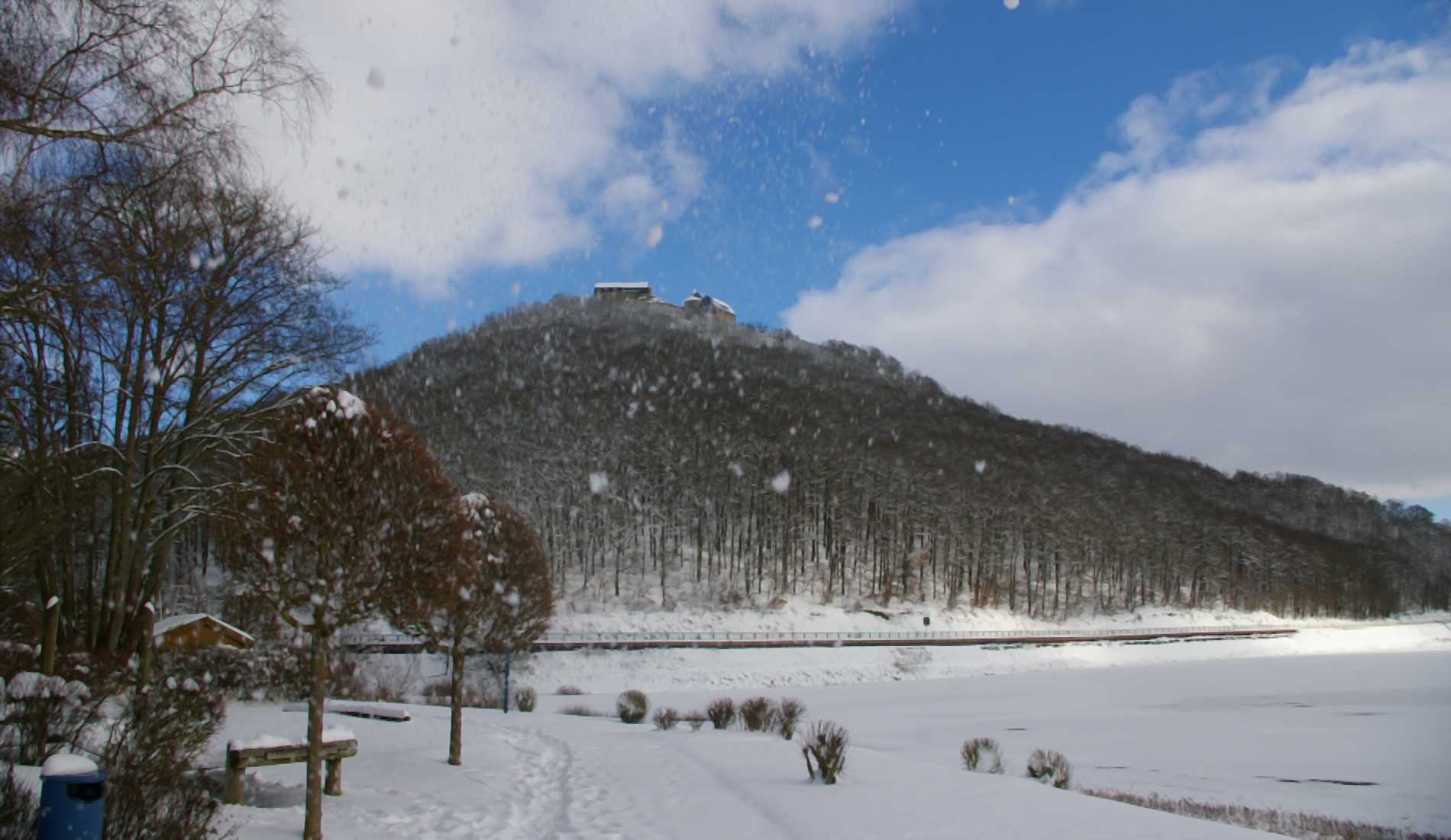 Uferpromenade in Waldeck mit Schloss Waldeck