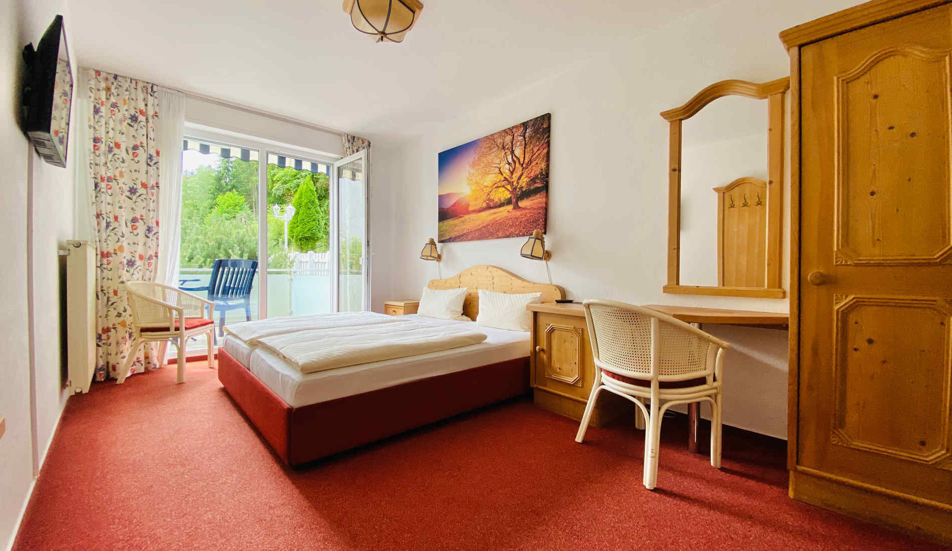 Zimmer mit modernen Bad, Seeblick und Balkon direkt am Nationalpark Kellerwald-Edersee.