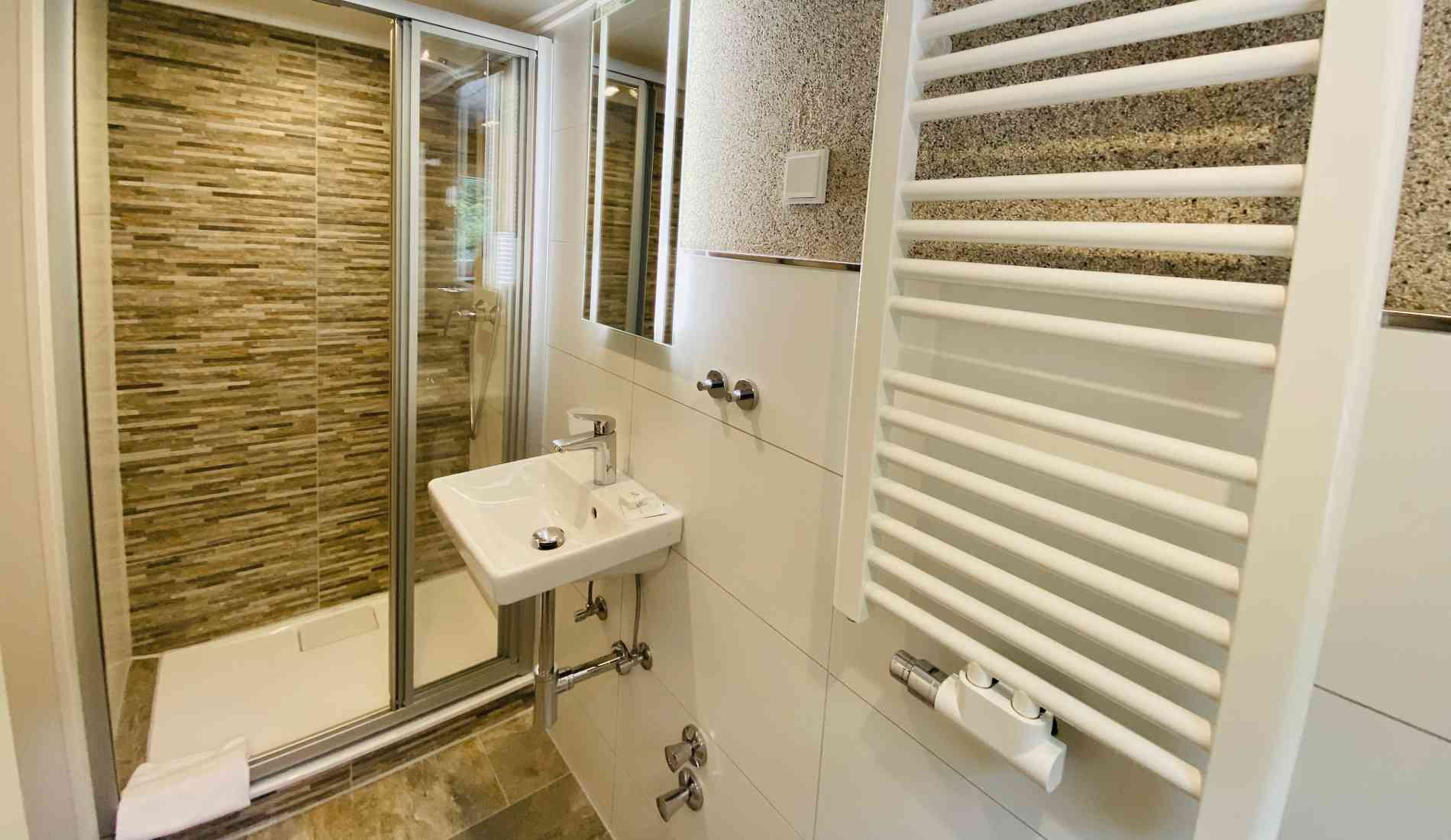 Modern ausgestattetes Badezimmer