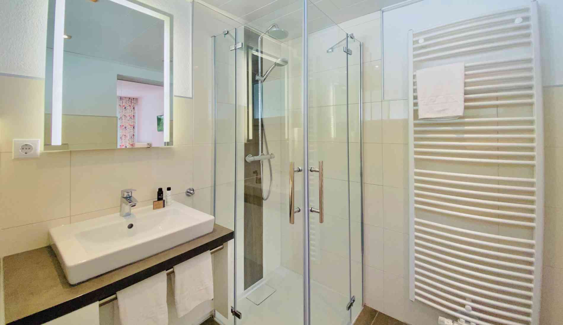 Modern ausgestattetes Badezimmer im Landhotel