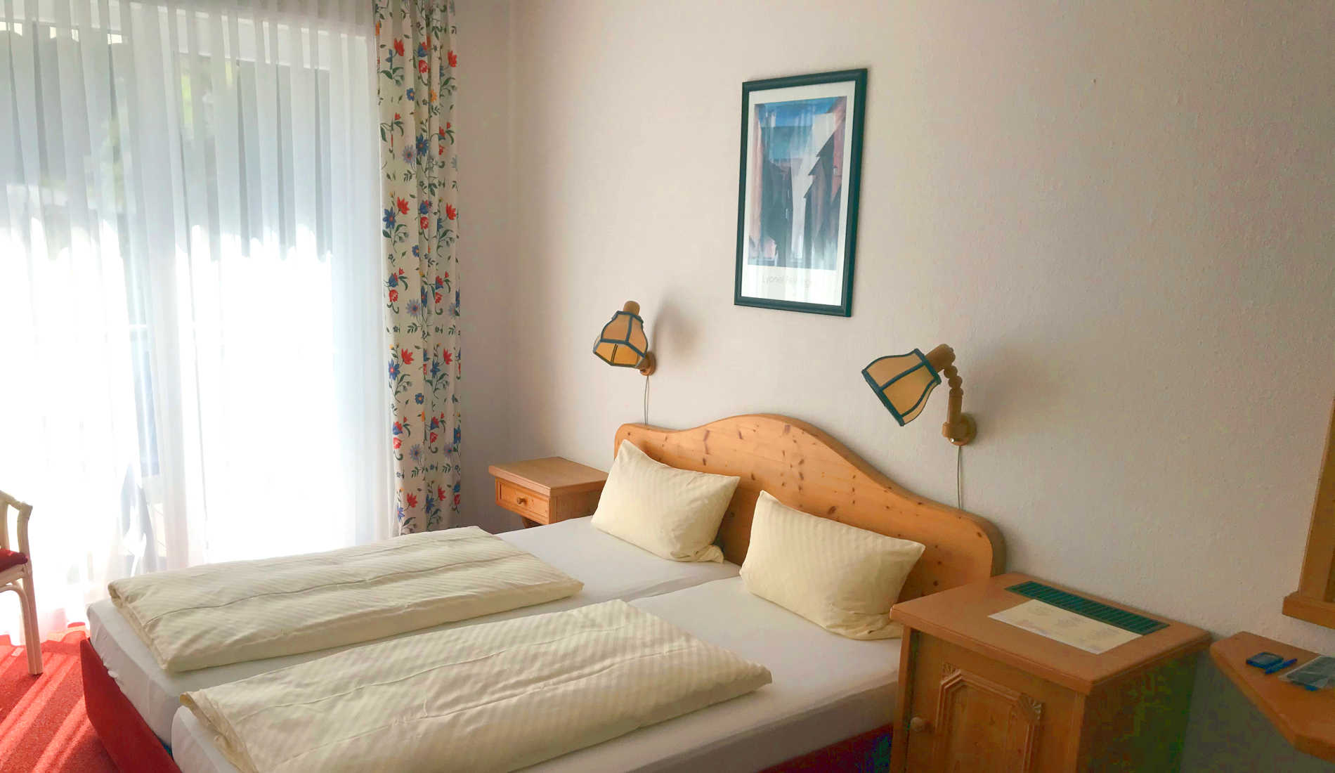 Zimmer Standard mit Balkon, Seeblick und Badezimmer im Landhotel Edersee am Kellerwald-Edersee